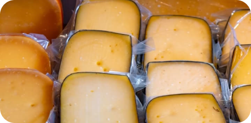 Различные виды сыра на витрине